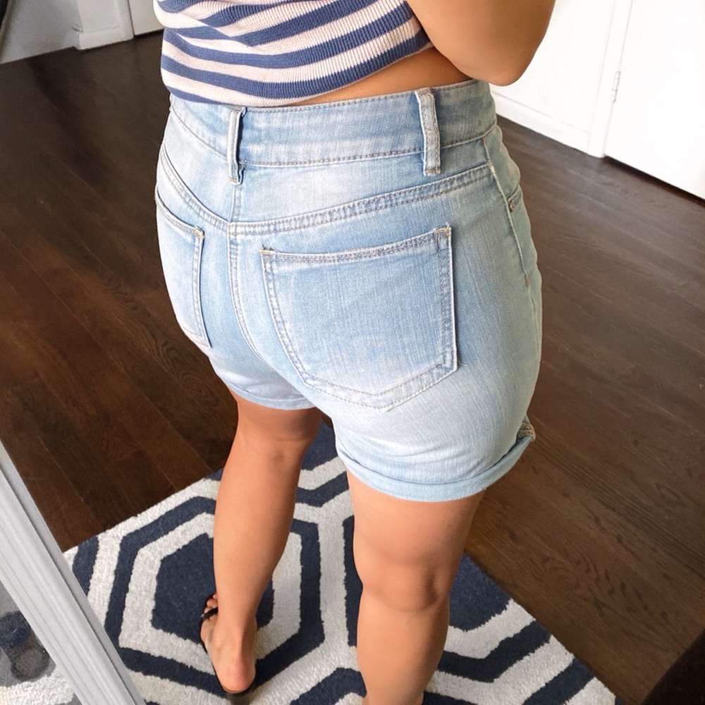 💙 LIGHT BLUE ROLL UP DISTRESSED SHORTS! - Picture 3 of 10